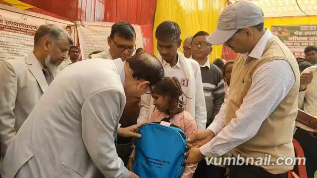 जनपद शाहजहांपुर न्यायाधीश ने गन्ना शोध में कार्यक्रम के दौरान स्टालों का निरीक्षण किया और बच्चों से खुशी जताई