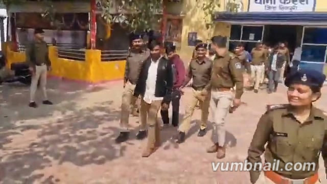 ▶️...मध्य प्रदेश-शिवपुरी पुलिस ने ऐसा गैंग पकड़ा है, जो सोशल मीडिया प्लेटफॉर्म्स पर लड़की बनकर चैट्स करता, फिर अश्लील Video कॉल करके आपको रिकॉर्ड कर लेता था। आखिर में पुलिसवाला बनकर आपको धमकाता और अश्लील Video कॉल करने के जुर्म में जेल भेजने की धमकी देकर आपसे पैसा वसूलता था।*
कुल 20 आरोपी गिरफ्तार हैं। गैंग मास्टरमाइंड अंगद लोधी, विशाल लोधी, सुखदेव, अर्जुन और दीपक प्रजापति हैं। बाकी सब दलाल हैं। इस फ्रॉड का 80% पैसा ये और 20% दलाल लेते हैं। 7 गाड़ियां, 29 मोबाइल सहित 1 करोड़ रुपए का सामान जब्त हुआ है।