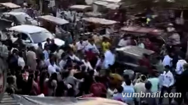 ▶️.....यूपी – जिला बुलंदशहर में भारतीय वायुसेना में कार्यरत प्रथम नामक व्यक्ति को क्रूरता से पीटा गया। रोड पर घुड़चढ़ी हो रही थी। एयरफोर्स कर्मी कार से जा रहा था। साइड लगने पर विवाद हुआ।
पुलिस ने अशोक शर्मा, आकाश शर्मा, धर्मेंद्र, सचिन, सौरभ, विशाल, विवेक पर FIR दर्ज की। दूसरे पक्ष ने भी कार सवारों पर मारपीट–लूटपाट का आरोप लगाया है।