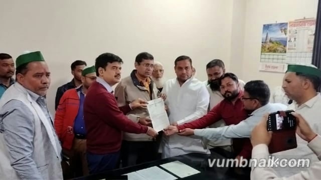 मुजफ्फरनगर l भारतीय किसान यूनियन (अराजनितिक) के जिला अध्यक्ष अक्षय त्यागी द्वारा आरटीओ प्रशासन को 6 सूत्रीय मांगों को लेकर केंद्रीय सड़क परिवहन एवं राजमार्ग मंत्री नितिन गडकरी के नाम ज्ञापन सौंपकर जनपद मुजफ्फरनगर के व्यावसायिक वाहन स्वामियों, ट्रांसपोर्ट व्यवसायियों, बस एवं ट्रक ऑपरेटरों, लघु व्यावसायिक वाहन संचालकों तथा विशेष रूप से ई-रिक्शा एवं टैम्पो चालकों की गंभीर समस्याओं की ओर शासन-प्रशासन का ध्यान आकृष्ट कराया गया है। भारत सरकार के निर्देशानुसार जनपद मुजफ्फरनगर में व्यावसायिक वाहनों की मैनुअल फिटनेस जांच व्यवस्था समाप्त कर वाहनों को अन्य जनपदों/राज्यों जैसे बिजनौर तथा हरिद्वार (उत्तराखंड) स्थित स्वचालित परीक्षण केंद्र (ATS) पर भेजे जाने के निर्णय से हजारों वाहन स्वामियों के सामने गंभीर व्यावहारिक एवं आर्थिक कठिनाइयाँ उत्पन्न हो गई हैं। इससे समय, अतिरिक्त व्यय, कार्य बाधा तथा छोटे वाहन संचालकों पर अनावश्यक आर्थिक बोझ बढ़ गया