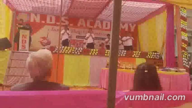 अम्बेडकरनगर  शिक्षा क्षेत्र रामनगर अंतर्गत एन डी एस एकेडमी, चहोड़ा शाहपुर का वार्षिकोत्सव बेहद भव्य और सांस्कृतिक गरिमा के साथ सम्पन्न हुआ। रंगारंग प्रस्तुतियों ने समां बांध दिया।
कार्यक्रम का शुभारंभ मां सरस्वती के चित्र पर माल्यार्पण एवं दीप प्रज्ज्वलन के साथ किया गया। मुख्य अतिथि देवेंद्र कुमार त्रिपाठी और क्षेत्राधिकारी आलापुर प्रदीप सिंह चंदेल की गरिमामयी उपस्थिति ने कार्यक्रम की शोभा बढ़ाई।नन्हे-मुन्ने विद्यार्थियों ने गीत, नृत्य और नाट्य मंचन की आकर्षक प्रस्तुतियां देकर दर्शकों को मंत्रमुग्ध कर दिया। विद्यालय परिसर तालियों की गूंज से बार-बार गूंजता रहा।इस अवसर पर मेधावी छात्र-छात्राओं को मेडल और ट्रॉफी देकर सम्मानित किया गया। विद्यालय प्रबंधन की सक्रिय भागीदारी से आयोजन सफल रहा।
मुख्य अतिथि – “शिक्षा ही व्यक्तित्व निर्माण की आधारशिला है, बच्चों को अनुशासन और संस्कार के साथ आगे बढ़ना चाहिए।”