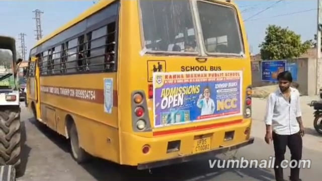 MANT- कान्हा माखन स्कूल की बस डिवाइडर पर चढ़ी,40-50 बच्चों की जान से खिलवाड़ का, वीडियो, हुआ वायरल,,