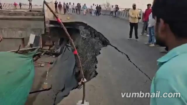 ▶️.....मध्य प्रदेश — जबलपुर–भोपाल नेशनल हाईवे पर रेलवे क्रॉसिंग के ऊपर बने ब्रिज का एक हिस्सा अचानक धंस गया, गनीमत रही कि उस समय ब्रिज पर यातायात चल रहा था फिर भी कोई जनहानि नहीं हुई और सभी सुरक्षित रहे
इसी ब्रिज की दूसरी लेन का हिस्सा करीब तीन महीने पहले भी क्षतिग्रस्त हुआ था, लगभग 400 करोड़ रुपये की लागत से बना यह ब्रिज करीब तीन साल पहले ही तैयार हुआ था