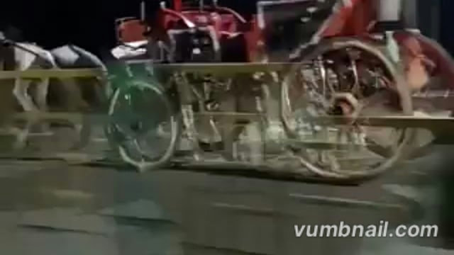 गाजियाबाद — बिना चालक तेज रफ्तार से दौड़ती घोड़ा बग्गी का वीडियो सोशल मीडिया पर वायरल हो रहा है, बग्गी बारात में दूल्हे को लेने जा रही थी और बग्गी चालक लगाम थामे सड़क पर पैदल चल रहा था

बताया जा रहा है कि सड़क पर पटाखे की आवाज से घोड़े बेकाबू हो गए, नियंत्रण न रहने से अफरा-तफरी मच गई और कुछ दूरी पर बग्गी डिवाइडर से टकराकर पलट गई

हादसे के दौरान एक स्कूटी सवार युवक बग्गी की चपेट में आ गया जिसे मामूली चोटें आईं, गनीमत रही कि बड़ा हादसा टल गया