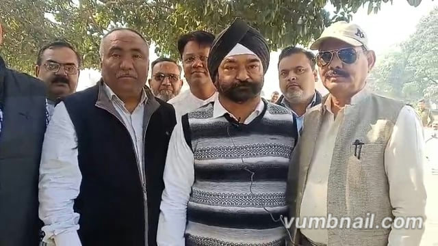 ऑनलाइन व्यापार से स्थानीय बाजार प्रभावित, सांसद से मिले व्यापारी 
शाहजहांपुर में ऑनलाइन व्यापार को लेकर स्थानीय व्यापारियों की चिंता बढ़ती जा रही है। शहर के उद्योग व्यापार मंडल के पदाधिकारियों ने भाजपा सांसद अरुण सागर से मुलाकात कर ज्ञापन सौंपा।
व्यापारियों का कहना है कि ऑनलाइन मार्केटिंग और ई-कॉमर्स कंपनियों के बढ़ते प्रभाव से स्थानीय बाजारों की बिक्री लगातार घट रही है, जिससे छोटे दुकानदारों और उनके परिवारों की आजीविका पर संकट गहरा रहा है।