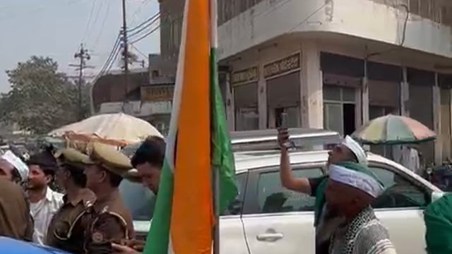 आर टीओ कार्यालय मेरठ पर धरना  प्रदर्शन को जाते हुए भारतीय किसान यूनियन तोमर के ट्रैक्टरों को प्रशासन द्वारा रोकने का प्रयास।