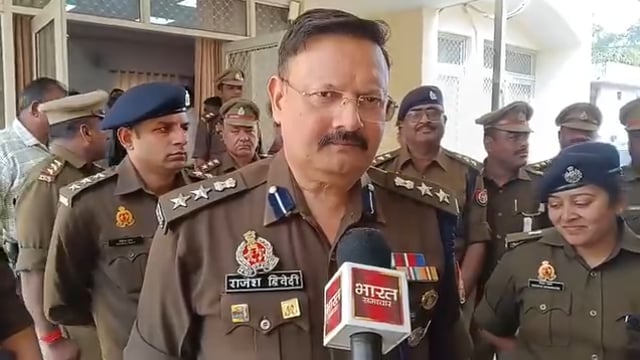 बड़े व छोटे लाट साहब जुलूस को लेकर पुलिस की व्यापक तैयारियां
शाहजहाँपुर। जनपद में आगामी बड़े लाट साहब, छोटे लाट साहब एवं अन्य छोटे जुलूसों को सकुशल एवं शांतिपूर्ण ढंग से सम्पन्न कराने के दृष्टिगत पुलिस प्रशासन ने व्यापक तैयारियां की हैं। इस संबंध में पुलिस अधीक्षक, शाहजहाँपुर ने जानकारी देते हुए बताया कि सभी जुलूस मार्गों का निरीक्षण कर आवश्यक सुरक्षा प्रबंध सुनिश्चित किए गए हैं।