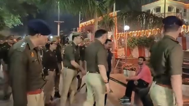 शाहजहांपुर में हनुमतधाम परिसर का एसपी ने किया निरीक्षण
पुलिस अधीक्षक ने मंगलवार देर शाम हनुमतधाम परिसर का औचक निरीक्षण किया। इस दौरान उन्होंने पुलिस बल के साथ पैदल गश्त कर परिसर में मौजूद युवकों के मोबाइल फोन चेक कराए और पहचान संबंधी जानकारी ली।
आधार कार्ड न दिखा पाने वाले कुछ युवकों से पूछताछ की गई। एसपी ने मौके पर मौजूद पुलिसकर्मियों को निर्देश दिए कि परिसर में आने-जाने वाले संदिग्ध व्यक्तियों पर सतर्क नजर रखी जाए और नियमित चेकिंग अभियान चलाया जाए, ताकि सुरक्षा व्यवस्था मजबूत बनी रहे।