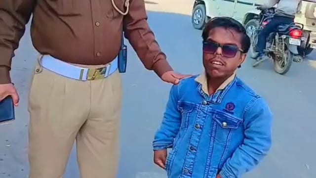 ▶️......एटा पुलिस में सख्ती की गूंज: रील बनाने पर टीएसआई सुरेश बाबू लाइन हाजिर, एसएसपी श्याम नारायण सिंह का स्पष्ट संदेश—वर्दी की गरिमा सर्वोपरि*