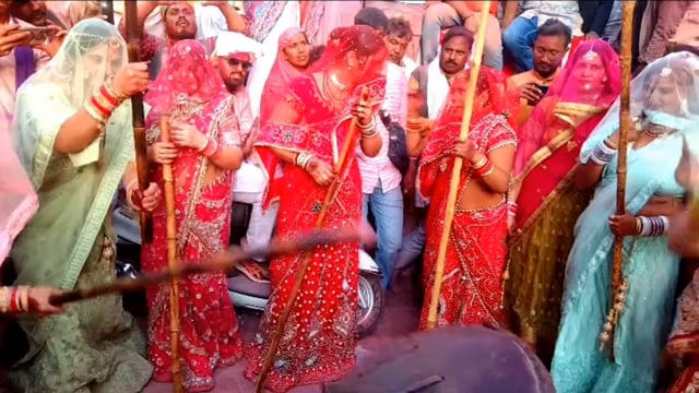 बरसाने में आयोजित विश्व प्रसिद्ध लठामार होली के दौरान नंदगांव के हुरियारों पर बरसाने की हुरियारिनों ने बरसाईं प्रेम पगी लाठियां।