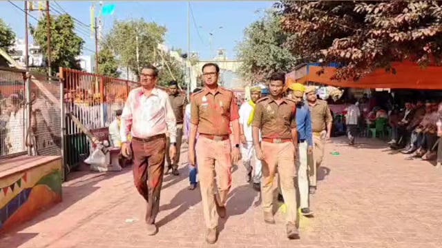 MANT- बरसाना में सखियों ने पुलिस वालों को मारे ल ठ्ठ,2000 किलो ठंडाई तैयार,ढोल- नगाड़ों पर डांस, लठ् मार, होली शुरू,,