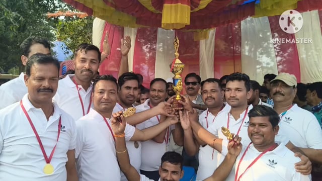 चौके छक्कों की बरसात में पुलिस टीम विजयी, ट्रॉफी पर जमाया कब्जा।