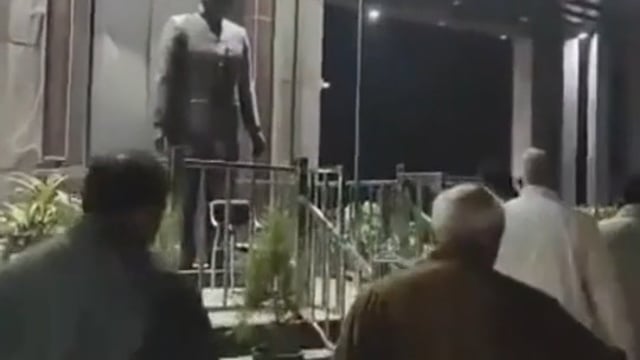 ▶️......हरियाणा के प्रथम मुख्यमंत्री रहे पंडित भगवत दयाल शर्मा जी की मूर्ति पर साफ सफाई के बाद फूल अर्पित करते हुए नवीन जयहिंद.........*