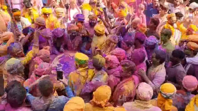 बरसाना में सखियों ने पुलिसवालों को मारे लट्ठ: ढोल-नगाड़ों पर नृत्य और हंसी ठिठोली के साथ शुरू हुई लट्ठमार होली।