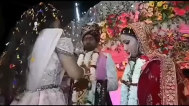 ▶️......बिहार में जयमाल के दौरान शिरफिरे युवक ने दूल्हन को मारी गोली।*

बिहार के बक्सर में शादी समारोह के दौरान दिल दहला देने वाली घटना सामने आयी है।