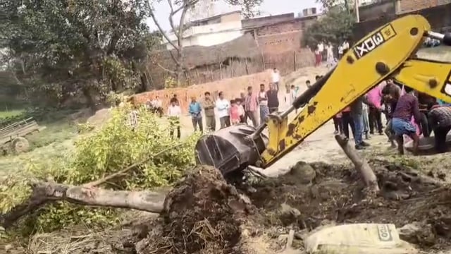 अतिक्रमण जमीन पर चला प्रशासन का बुलडोजर, मचा हड़कंप।