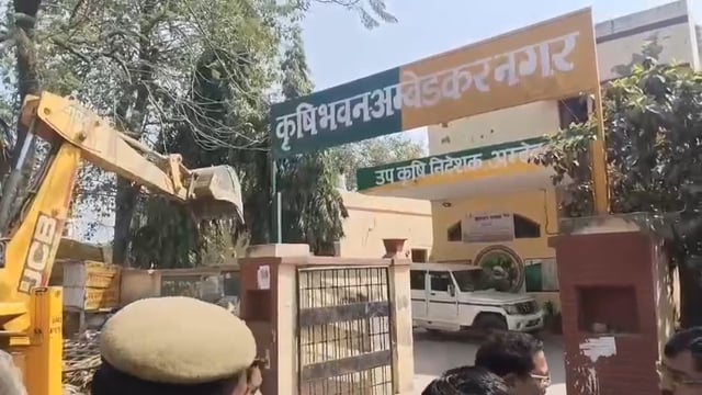 अम्बेडकरनगर..
अकबरपुर शहर में अवैध अतिक्रमण पर चला नगरपालिका का बुलडोजर।
सरकारी गेट पर भी बुलडोजर चला।