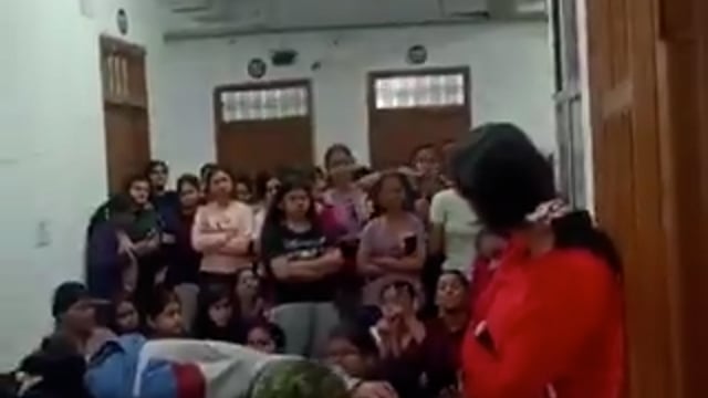 लखनऊ - “आलू की सैंडविच, आलू के पराठे, आलू की पूरी, आलू की सब्जी… आखिर आलू कब तक खाएं?” इसी शिकायत के साथ लखनऊ विश्वविद्यालय के गंगा हॉस्टल की छात्राएं धरने पर बैठ गईं। छात्राओं ने यह भी कहा कि चाय में भी पानी ज्यादा होता है