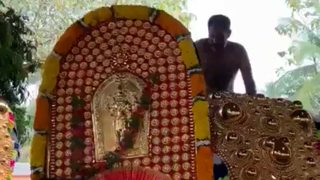 ▶️.....केरल - त्रिशूर के एक मंदिर में कार्यक्रम के दौरान अचानक बेकाबू हुए हाथी ने एक व्यक्ति को सूंड से उठाकर पटक दिया, जिससे वह गंभीर रूप से घायल हो गया।
घटना के बाद मौके पर अफरा-तफरी मच गई, हालांकि महावतों ने किसी तरह हाथी को काबू में कर लिया।