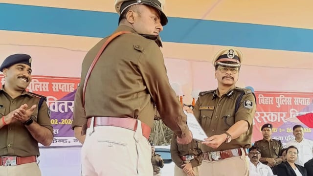  थाना अध्यक्ष सुरेंद्र कुमार को बेहतर पुलिसिंग के लिए प्रशस्ति पत्र से सम्मानित
