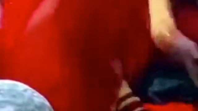 ▶️....यह वीडियो UP के हमीरपुर जिले (राठ कोतवाली क्षेत्र) की है। 
घटना कल/आज सुहागरात पर हुई - दुल्हन ने पति के कमरे में जाने से इनकार किया,
बोली 