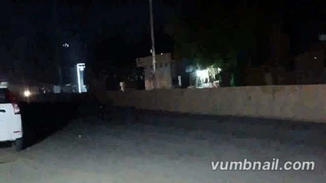 शाहजहांपुर रोजा पेट्रोल पंप के सामने हाईवे की स्टील लाइट बंद पड़ी है जिससे अंधेरा रहता है