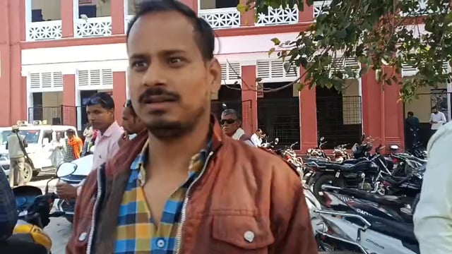 दोस्त ने ही किया दोस्त से ठगी, पीड़ित ने एसडीएम को सौंपा ज्ञापन
शाहजहांपुर के जलालाबाद क्षेत्र में दोस्ती को शर्मसार करने का मामला सामने आया है। आरोप है कि एक युवक ने अपने ही दोस्त को लालच देकर उससे पैसे ले लिए और बाद में वापस करने से इनकार कर दिया।
पीड़ित युवक का कहना है कि आरोपी ने मुनाफे का झांसा देकर रकम ली थी, लेकिन तय समय बीत जाने के बाद भी पैसे वापस नहीं किए। कई बार मांगने पर भी टालमटोल किया जाता रहा।