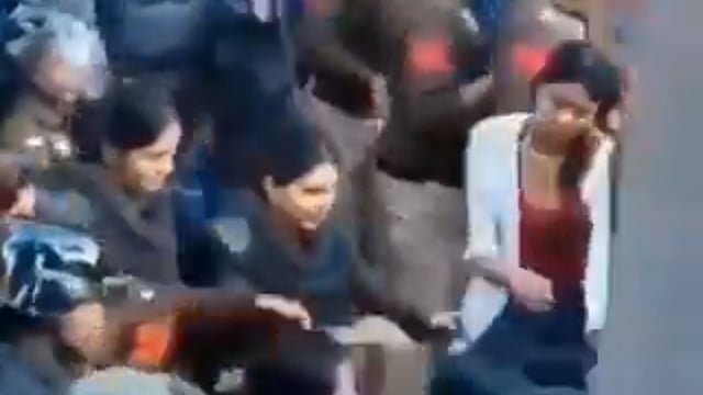 🔴....दिल्ली - जेएनयू में UGC रेगुलेशन लागू करने की मांग को लेकर छात्रों ने विरोध प्रदर्शन किया_*
_शिक्षा मंत्रालय तक निकाले जा रहे पैदल मार्च को पुलिस ने रास्ते में ही रोक दिया, जिसके बाद प्रदर्शनकारी भड़क गए_
इस दौरान पुलिस पर पथराव किया गया, जिसमें कई पुलिसकर्मी घायल हो गए हैं।