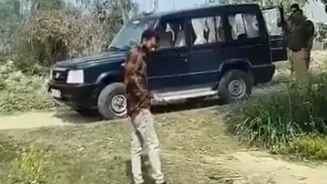 वायरल वीडियो मेरठ की बताई जा रही है पत्नी के प्रेमी को गोली मारने के बाद पुलिस ने घेरा लेकिन गिरफ्तार होने से पहले मजे से बैठकर बीड़ी पी रहा सख्श।