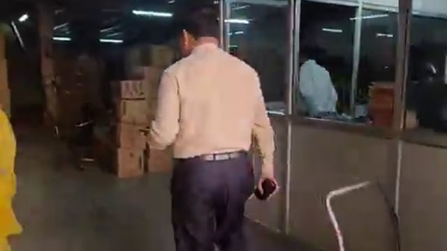 ▶️......यूपी – लखनऊ में हल्दीराम के गोदाम से 112 किलो एक्सपायरी सोनपापड़ी बरामद
त्योहारों के मौसम में मिठाइयों की गुणवत्ता पर सवाल खड़े हो गए हैं