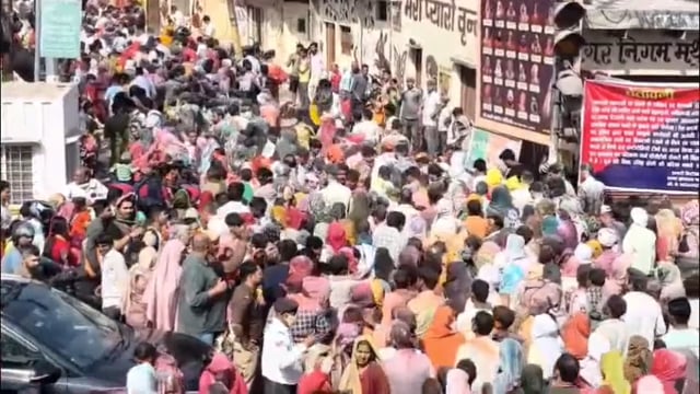 वृंदावन में रंगभरनी एकादशी पर अबीर गुलाल से सतरंगी हुई कान्हा की नगरी, परिक्रमा मार्ग और मंदिरों में उमड़ा जन-सैलाब।