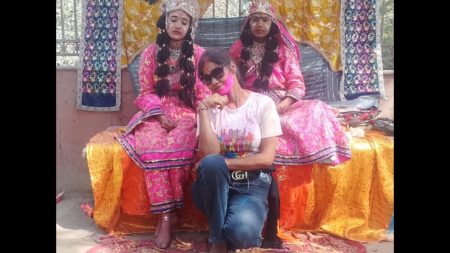 मथुरा वृंदावन परिक्रमा में लाखों श्रद्धालु की उमड़ी भीड़ जगह-जगह पर गुलाल की हुई वर्षा अजीव नजारा देखने को मिला