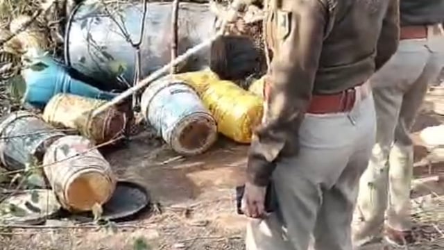 अवैध शराब के खिलाफ पुलिस की छापेमारी, 170 लीटर देसी शराब बरामद, 2000 लीटर जावा महुआ नष्ट