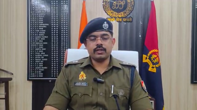 ▶️......थाना लोहियानगर क्षेत्रान्तर्गत छात्र के साथ हुई मारपीट की घटना में अभियुक्तो की गिरफ्तारी हेतु लोहियानगर पुलिस टीम ग्राम कैली खरखौदा पहुँची। वहाँ अभियुक्तो के सहयोगी व्यक्तियों द्वारा पुलिस टीम के साथ अभद्र व्यवहार और धक्का-मूक्की करने पर आरोपी व्यक्तियों के विरुद्ध कठोर धाराओ में थाना खरखौदा पर अभियोग पंजीकृत कर 02 व्यक्तियों को हिरासत में लिया गया है । अग्रिम वैधानिक कार्यवाही के सम्बन्ध में पुलिस अधीक्षक ग्रामीण मेरठ द्वारा बाईट ।*