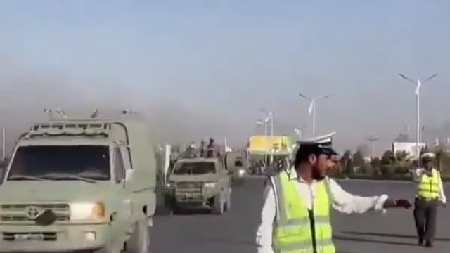 ▶️....अफगानिस्तान के इस्लामिक अमीरात के शीर्ष नेतृत्व ने पाकिस्तानी सैन्य शासन के खिलाफ कार्रवाई के लिए विशेष बलों को तैयार रखने का निर्देश दिया है।
रिपोर्ट्स के मुताबिक आदेश मिलते ही ये विशेष रूप से प्रशिक्षित बल कार्रवाई कर सकते हैं।