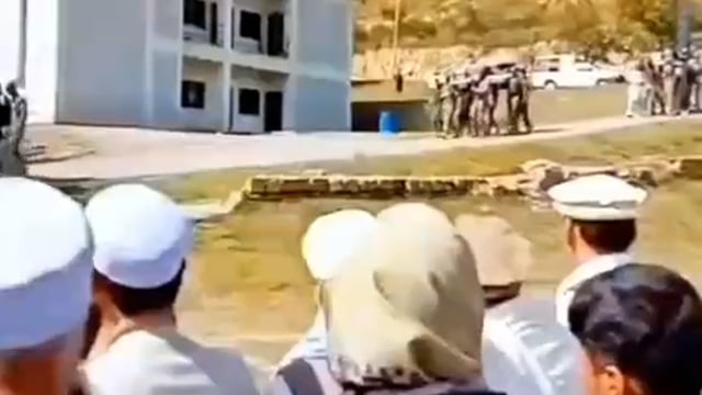 ▶️......अफगानिस्तान की सेना ने
60 पाकिस्तानी सैनिकों को मार गिराया।पाकिस्तानी सेना ने भीख मांगी कि हमारे सैनिक
की लाशें तो दे दो,जिसके बाद अफगानिस्तान ने उन्हें लाशें ले जाने की इजाजत दी।