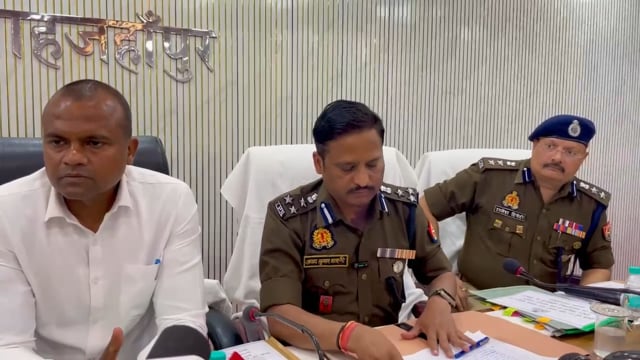 शाहजहाँपुर में ‘लाट साहब’ जुलूस को लेकर बैठक
होली-2026 को देखते हुए शाहजहाँपुर में परंपरागत ‘लाट साहब’ जुलूस की तैयारियों को लेकर रिजर्व पुलिस लाइन में उच्चस्तरीय बैठक हुई। अधिकारियों ने संवेदनशील स्थलों पर अतिरिक्त पुलिस बल, सीसीटीवी व ड्रोन निगरानी के निर्देश दिए। कानून-व्यवस्था बनाए रखने और अफवाह फैलाने वालों पर सख्त कार्रवाई की चेतावनी दी गई।