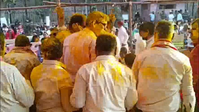 श्री कृष्ण जन्मभूमि होली महोत्सव में जिलाधिकारी और एसएसपी ने अबीर-गुलाल से खेली होली, एक दूसरे को दी शुभकामनाएं।