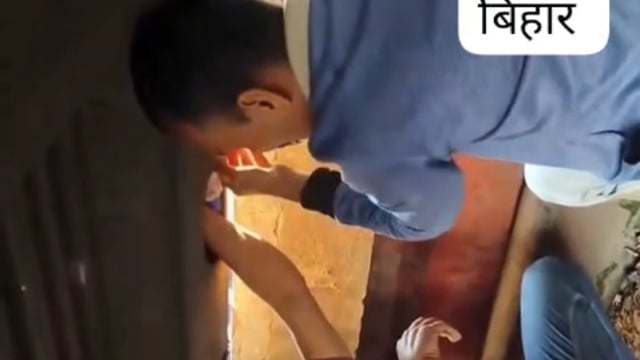 🆕..... बिहार ब्रेकिंग...
कटिहार में ट्रेन की बोगी के नीचे छिपाकर लाई जा रही थी शराब...
पहिए के पास बने एक होल में शराब की कई बोतलें छिपाई गई...
कटिहार जंक्शन पर उत्पाद विभाग और रेलवे पुलिस की संयुक्त 
छापेमारी में बंगाल से आने वाली ट्रेन हाटे बाजारे के जनरल बोगी के नीचे से कई बोतलें जब्त की गईं