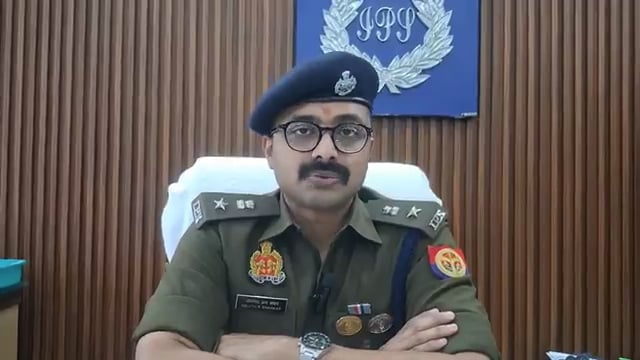 अंबेडकर नगर..
आगामी त्यौहार होली के दृष्टिगत एसपी अभिजीत आर.शंकर द्वारा जनपदवासियों को हार्दिक शुभकामनाएं दी गईं व सभी से शांति, सौहार्द एवं भाईचारे के साथ पर्व मनाने की अपील करते हुए कहा गया कि सुरक्षा एवं शांति व्यवस्था बनाए रखने हेतु जनपद में पुलिस द्वारा व्यापक प्रबंध किए गए हैं।क्या कहा आप लोग सुने।