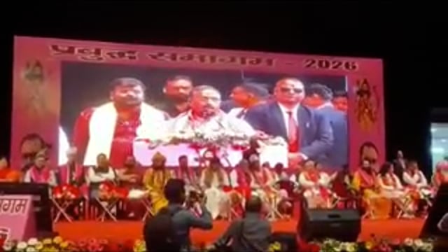 ▶️....लखनऊ- यूजीसी से जुड़े मुद्दे को लेकर भाजपा के सवर्ण नेताओं की मुश्किलें बढ़ती नजर आ रही हैं। 
आज आयोजित प्रबुद्ध समागम कार्यक्रम में भाजपा सांसद दिनेश शर्मा से भी सवाल पूछे गए। 
यूजीसी पर कुछ न बोलने पर ब्राह्मणों विरोध किया और कहा ब्राह्मणों की महासभा है ये ,
तो UGC पर बोलिए आरक्षण पर बोलिए SC/ST एक्ट पर बोलिए
कार्यक्रम के दौरान इस मुद्दे पर तीखी नोकझोंक हुई और काफी देर तक हंगामे की स्थिति बनी रही