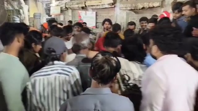 MANT- भूतेश्वर चौराहे पर महिला का हाई वोल्टेज ड्रामा, शराब के नशे में किया हंगामा, लोगों की जुटी भारी भीड़,,