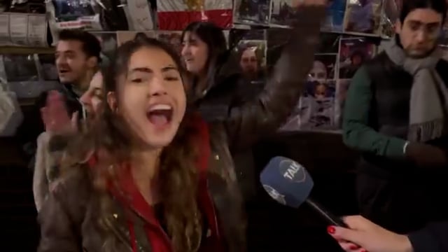 ▶️.......लंदन में ईरानी दूतावास के बाहर जश्न
“आई लव यू, डोनाल्ड ट्रंप!” के नारे उस समय सुनाई दिए जब लंदन में ईरानी दूतावास के बाहर कुछ लोग एकत्र होकर खुशी जता रहे थे।
दृश्यों में दिखाई दिया कि इस्लामी शासन से मुक्ति का समर्थन करने वाले ईरानी मूल के लोग नारे लगा रहे थे और झंडे लहरा रहे थे। कई लोगों ने अमेरिका के राष्ट्रपति Donald Trump के समर्थन में भी आवाज़ उठाई।