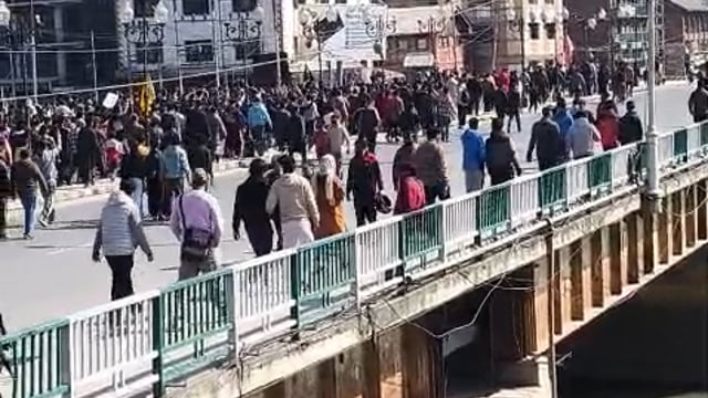 ▶️.....ईरान में खामेनेई की मौत के बाद भारत तक पहुंच गई प्रदर्शन की आग जम्मू कश्मीर के श्रीनगर में लाल चौक पर भारी प्रदर्शन । भारत सरकार, अमेरिका और इजरायल के खिलाफ विरोध प्रदर्शन।