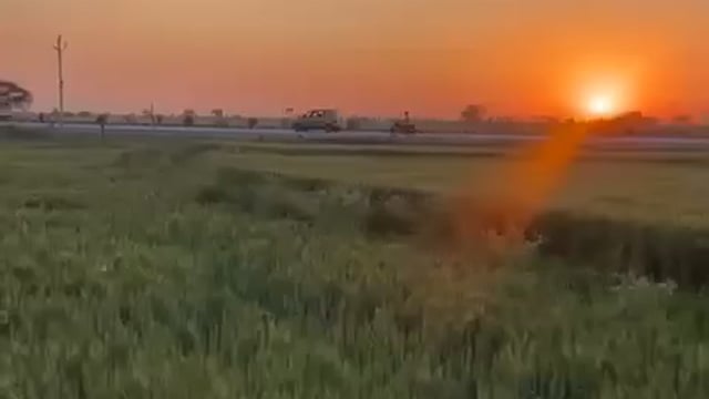 ▶️......यह कोई फिल्म का नहीं, रीयल सीन है-
मध्यप्रदेश के डबरा ग्वालियर हाइवे पर ट्रक ने कार को टक्कर मारी और डेढ़ किलोमीटर तक घसीटता ले गया
कार में तीन लोग सवार थे जो चिल्लाते रहे। राहगीरों ने भी आवाज दी लेकिन ड्राईवर नहीं रुका। एक बुलेट सवार ने उसका पीछा भी किया। ट्रक से उतरकर ड्राईवर भागने लगा तो उसकी पिटाई कर दी गई। कार में एसएएफ के अधिकारी थे, जो सुरक्षित हैं।