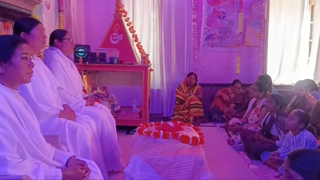 प्रजापिता ब्रह्माकुमारी ईश्वरीय विश्वविद्यालय में योग करते श्रद्धालु