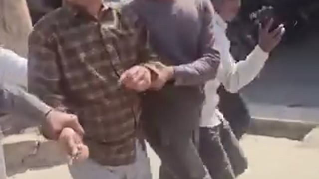 ▶️.....रामपुर जिले के शाहबाद तहसील परिसर से लेखपाल को नंगे पैर पकड़ ले गयी एंटी करप्शन टीम। 
लेखपाल साहब एक किसान से 15000 रिश्वत लेते समय पकड़े गए। एंटी करप्शन टीम ने पैंट और जूते पहनने तक का मौका नहीं दिया।