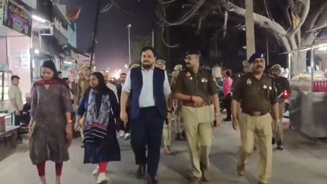 अंबेडकर नगर जिलाधिकारी अनुपम शुक्ला एसपी अभिजीत आर शंकर मय फोर्स कर रहे गस्त, होली त्यौहार सकुशल संपन्न कराने में जुटे डीएम एसपी,अकबरपुर नगर में देर रात्रि भर्मण कर शंति पूर्ण ढंग से होली मनाने की किया अपील, हुड़दंग मचाने वालों पर होगी सख्त कार्यवाही,डीएम