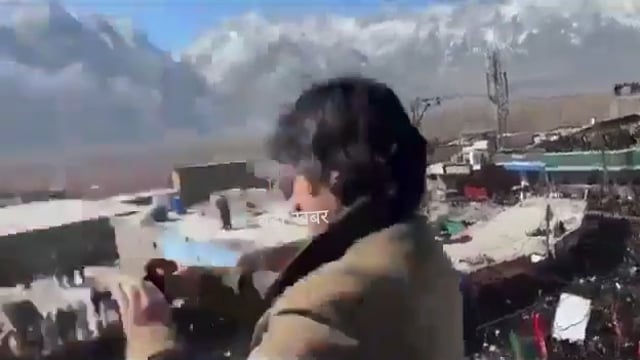💥 *बड़ी खबर*💥
*ईरान पर हमले की आग POK में भी भड़की, POK के स्कार्दू में UN दफ्तर में आग लगाई।*
हजारों पाकिस्तानियों की भीड़ ने स्कर्दू में संयुक्त राष्ट्र (UN) के कार्यालय के बाहर इकट्ठा होकर उसे आग के हवाले कर दिया। विरोध प्रदर्शन के दौरान आग लगाने का किया गया था ऐलान।