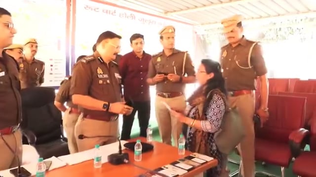 शाहजहांपुर। होली पर्व से पहले जनपद पुलिस ने बड़ी सफलता हासिल करते हुए 151 गुम व चोरी हुए मोबाइल फोन बरामद कर उनके स्वामियों को सौंप दिए। बरामद मोबाइलों की अनुमानित कीमत करीब 35 लाख रुपये बताई जा रही है। पुलिस लाइन में आयोजित कार्यक्रम में मोबाइल पाकर लोगों के चेहरे खुशी से खिल उठे।